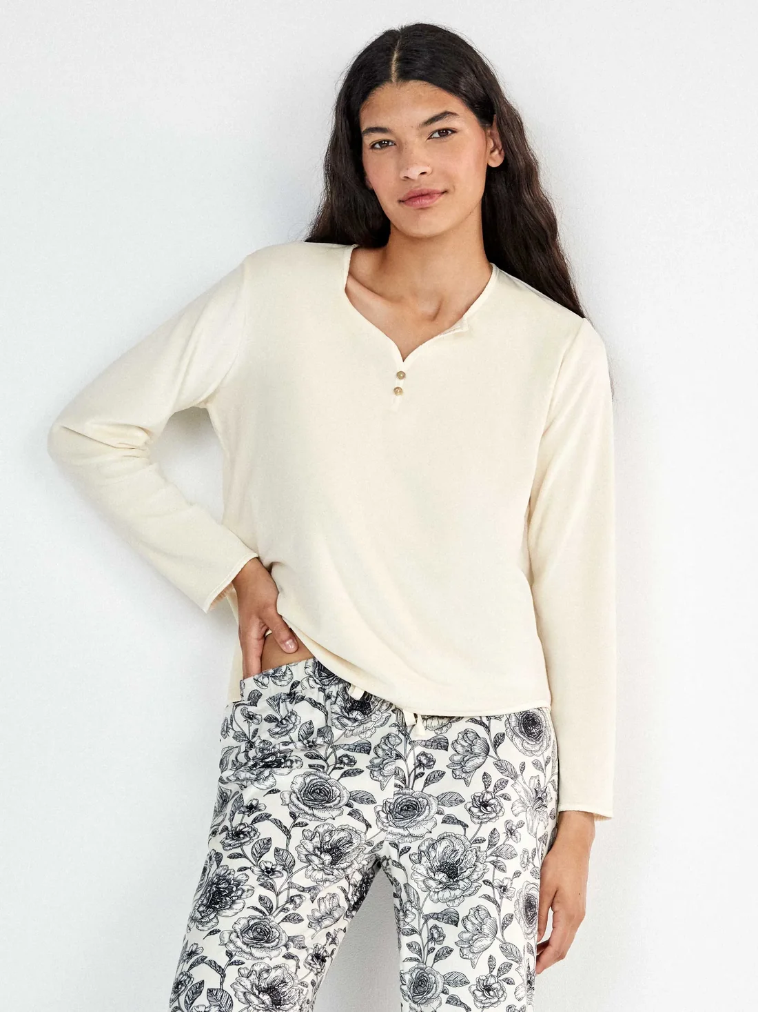 camiseta-pantalon-largo-2-20432s_2Foriginal_2Fpijama-largo-con-pantalon-estampado-a-contraste1788766398976723436_a273ba97-f559-41ae-af1a-0e66e7618060